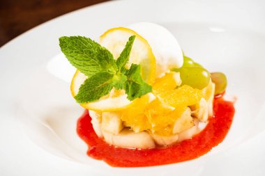 Naneli vejetaryen meyve tatlısı