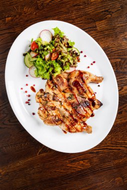 Kızarmış tavuk ve salata.