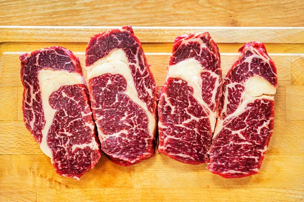 テーブルの上に大きな生肉ステーキ — ストック写真