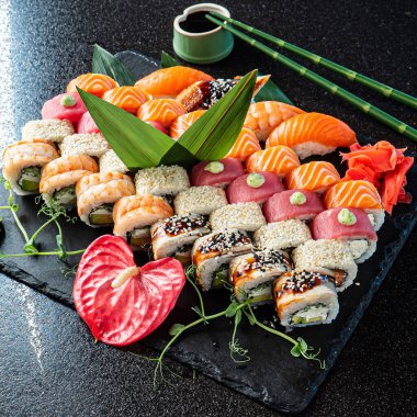 Siyah arka planda suşi.