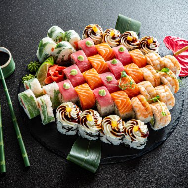 Siyah arka planda suşi.