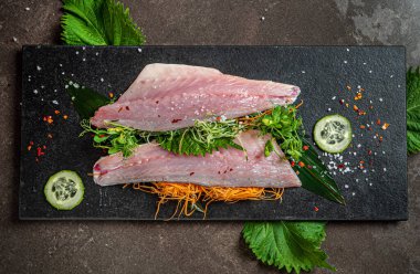 Koyu arkaplanda lezzetli taze balıklar