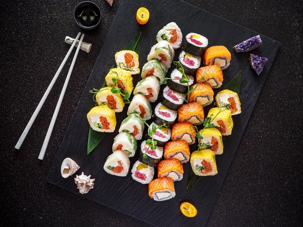 Sushi Sullo Sfondo Nero — Foto Stock