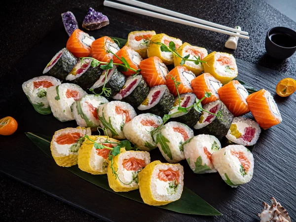 Sushi Sobre Fondo Negro — Foto de Stock