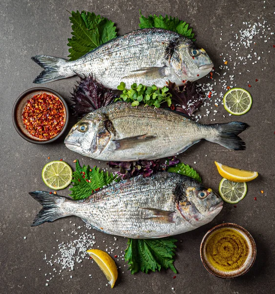 Läcker Färsk Fisk Mörk Bakgrund — Stockfoto