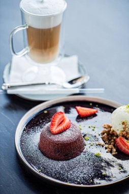 Çilekli ve dondurmalı çikolatalı (cupcake).