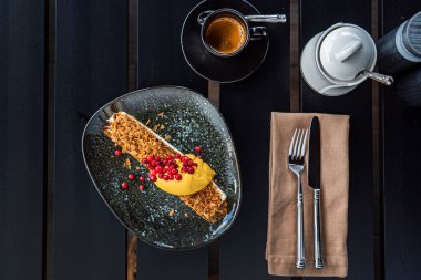 Bir fincan kahve ve lüks börek.