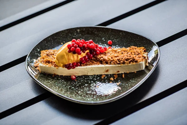 Luxus Dessert Mit Mango Und Preiselbeeren — Stockfoto