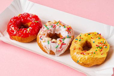 Ev yapımı yuvarlak jöleli çörekler yemeye hazır.