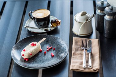 Bir fincan kapuçino ve pasta.