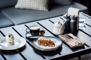 Lokantada lezzetli bir kahvaltı.