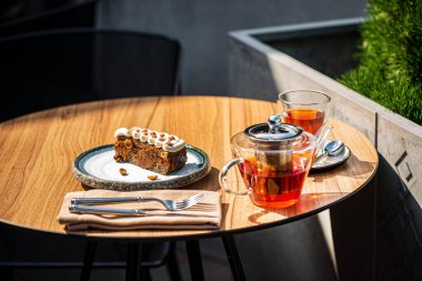 Yaz terasında çay ve karamel keki.