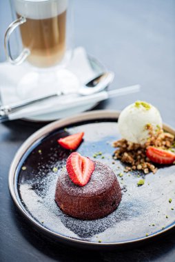 Çilekli ve dondurmalı çikolatalı (cupcake).