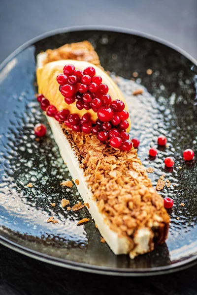 Luxus Dessert Mit Mango Und Preiselbeeren — Stockfoto