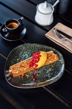 Bir fincan kahve ve lüks börek.