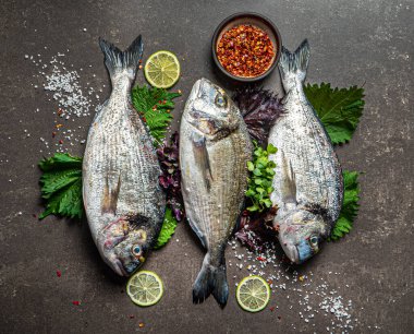 Koyu arkaplanda lezzetli taze balıklar