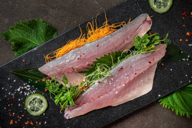 Koyu arkaplanda lezzetli taze balıklar