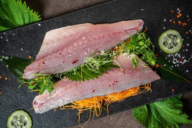 Koyu arkaplanda lezzetli taze balıklar