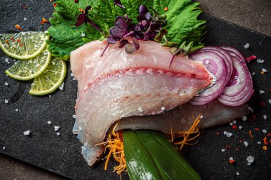 Koyu arkaplanda lezzetli taze balıklar