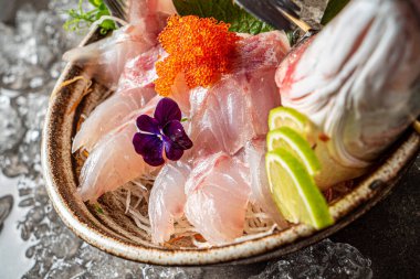 Koyu arkaplanda lezzetli taze balıklar