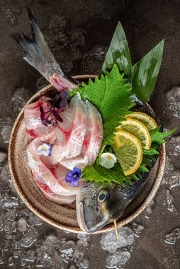 Koyu arkaplanda lezzetli taze balıklar