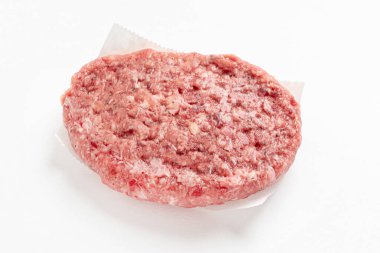  Beyaz arka planda işlenmemiş ev yapımı pirzola.