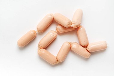 Beyaz arka planda tavuk sosisi