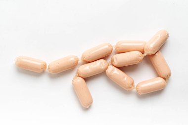 Beyaz arka planda tavuk sosisi