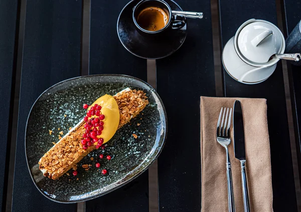 Bir fincan kahve ve lüks börek.