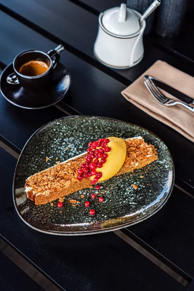 Bir fincan kahve ve lüks börek.