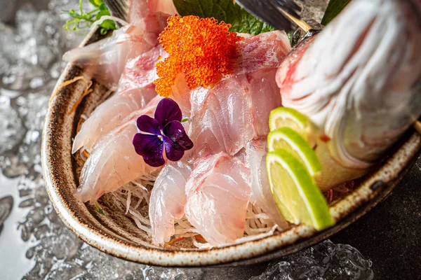 Koyu arkaplanda lezzetli taze balıklar