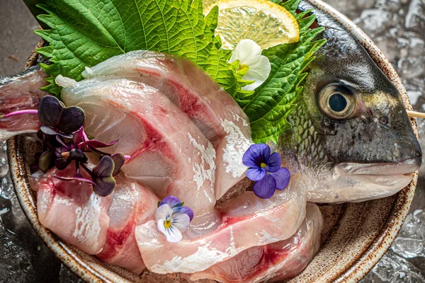 Lahodné Čerstvé Ryby Tmavém Pozadí — Stock fotografie