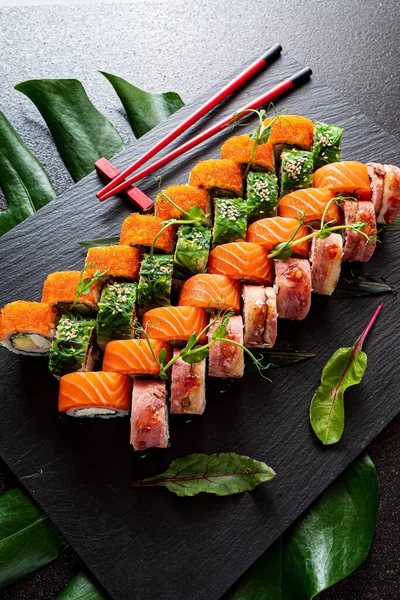 Sushi Sullo Sfondo Nero — Foto Stock