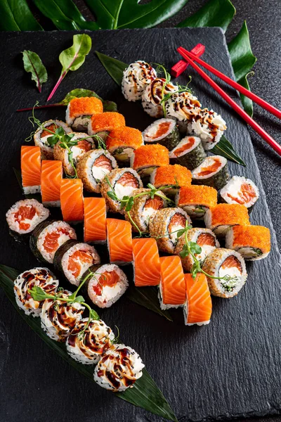 Sushi Sobre Fondo Negro —  Fotos de Stock