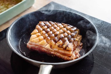 Kemiksiz domuz filetosu Baharatlı rosto