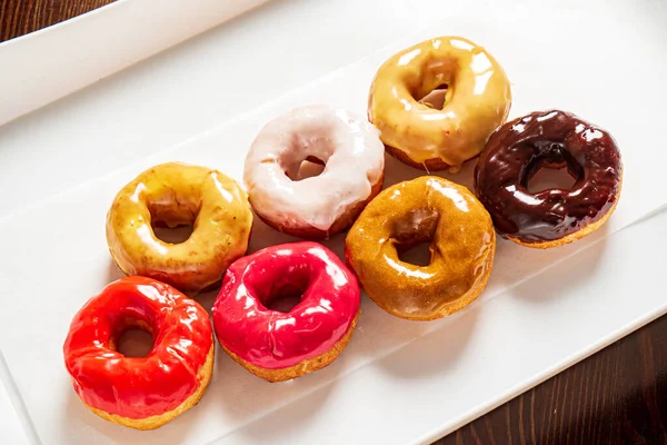 Saborosos Donuts Placa Branca — Fotografia de Stock