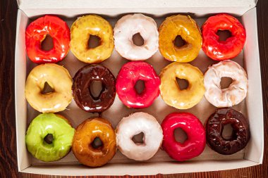 Bir kutuda bir sürü renkli çörek koleksiyonu