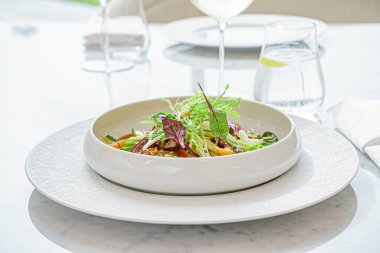 Restoranda biftekli salata.