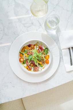 Restoranda biftekli salata.