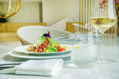 Tavuk ve pastırmalı sezar salatası.