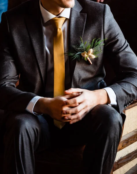 Novios Elegantes Ayudar Novio Feliz Preparándose Por Mañana Para Ceremonia — Foto de Stock