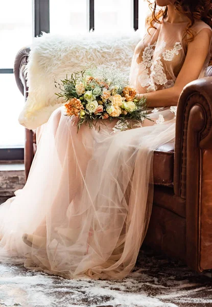 穿着婚纱的年轻新娘拿着花束 — 图库照片