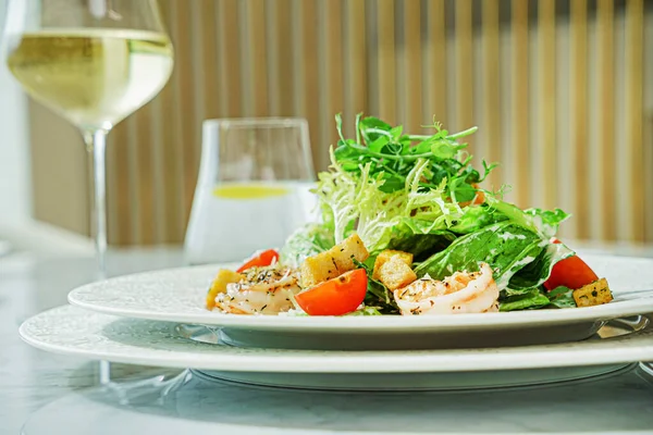 Salat Mit Garnelen Und Gemüse — Stockfoto