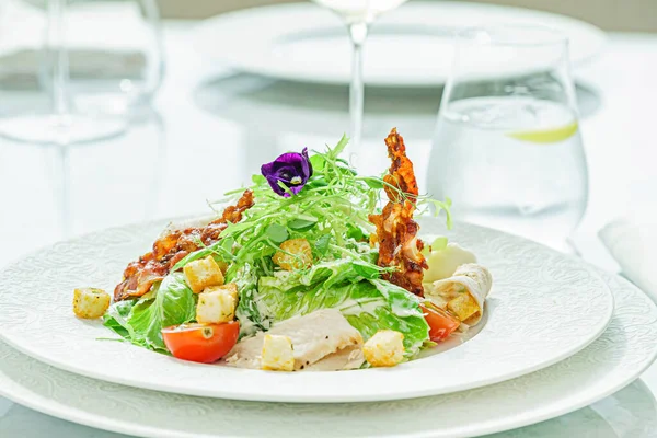 Tavuk Pastırmalı Sezar Salatası — Stok fotoğraf
