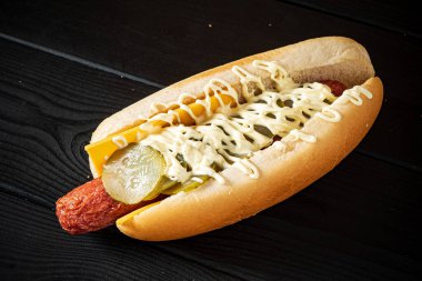 Siyah arka planda sosisli sandviç.