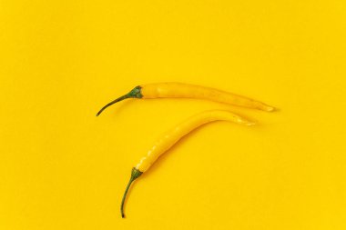 Sarı arka planda sıcak sarı biber