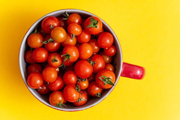 Pequenos Tomates Cereja Fundo Amarelo — Fotografia de Stock