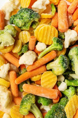 Beyaz arka planda donmuş sebzeler