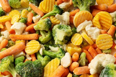 Beyaz arka planda donmuş sebzeler