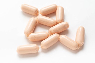 Beyaz arka planda tavuk sosisi